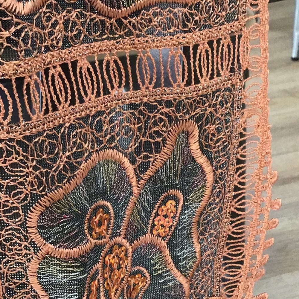 Beautiful table runner - Picture 7 of 14